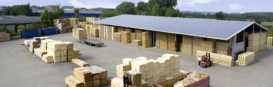 Paletten Gelagert unter einem Solardach